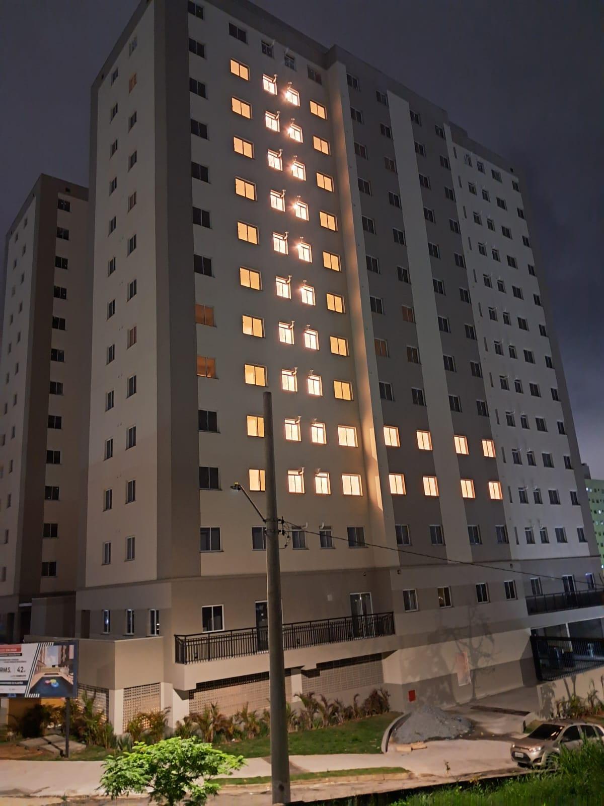 Torre residencial entregue da Livus no Parque Ecológico, ao anoitecer.